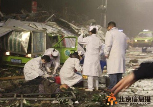 四川泸州摩尔商城发生爆炸 致旁边车站倒塌
