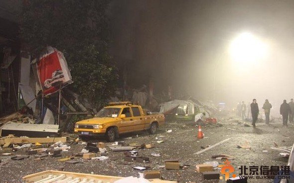四川泸州摩尔商城发生爆炸 致旁边车站倒塌