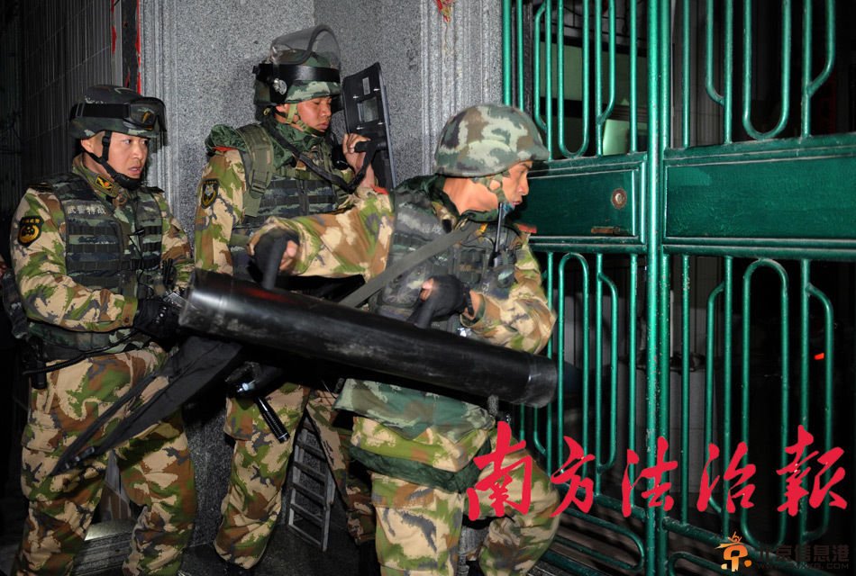 广东上千警力进村扫毒画面