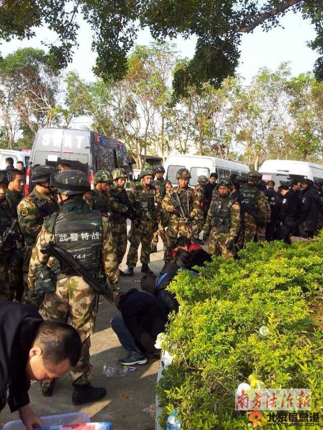 广东上千警力进村扫毒画面