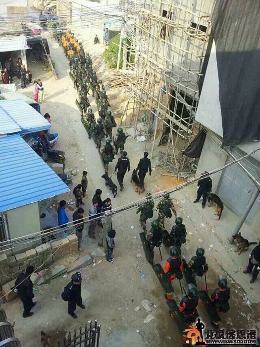 广东上千警力进村扫毒画面