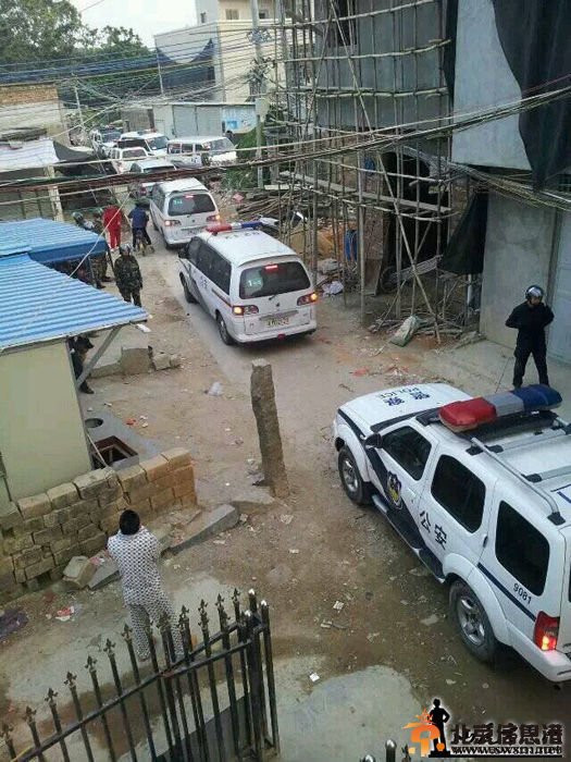 广东上千警力进村扫毒画面