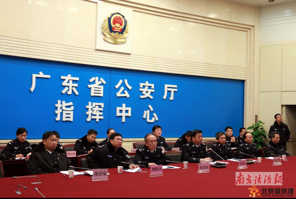 广东上千警力进村扫毒画面