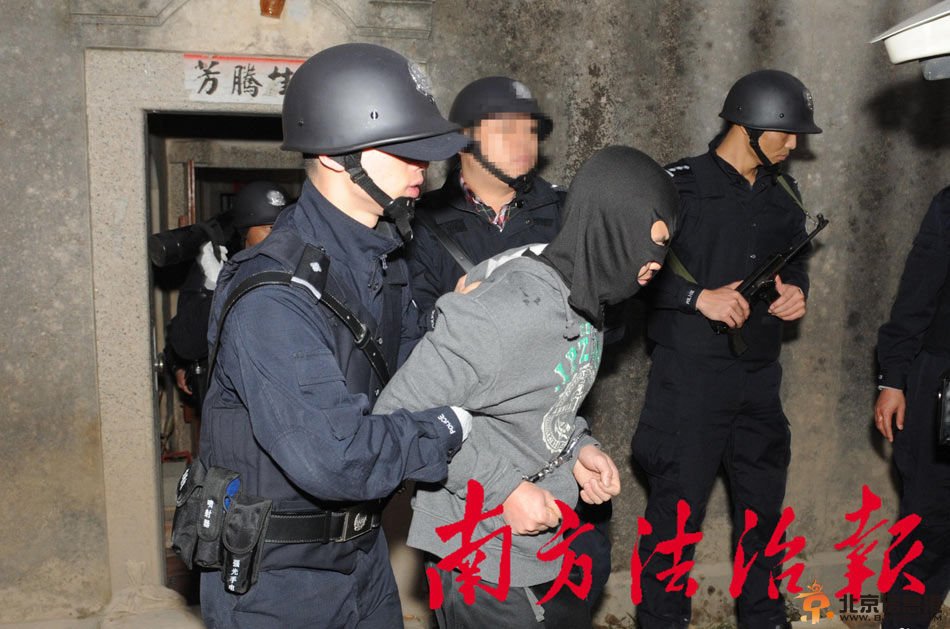 广东上千警力进村扫毒画面