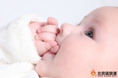 如何改掉宝宝吃手的毛病？