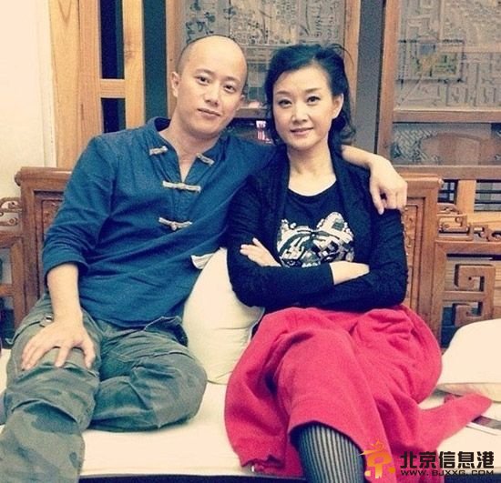 宋祖英与帅气弟弟合影曝光 姐弟俩神似(图)