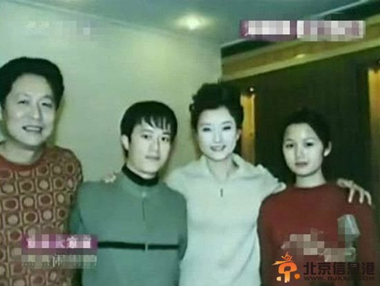 宋祖英与帅气弟弟合影曝光 姐弟俩神似(图)