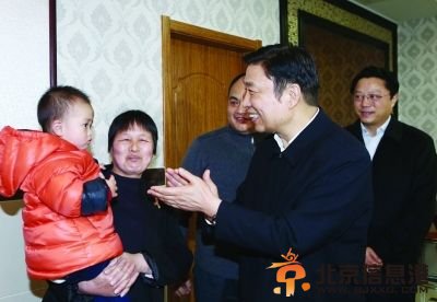 李源潮在村民祝连春家向他们表示新春的问候。 姚强 摄