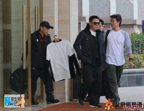 李连杰发福现身 哥哥低调陪伴变助理抱衣服(图)