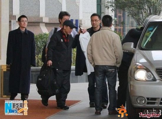 李连杰发福现身 哥哥低调陪伴变助理抱衣服(图)