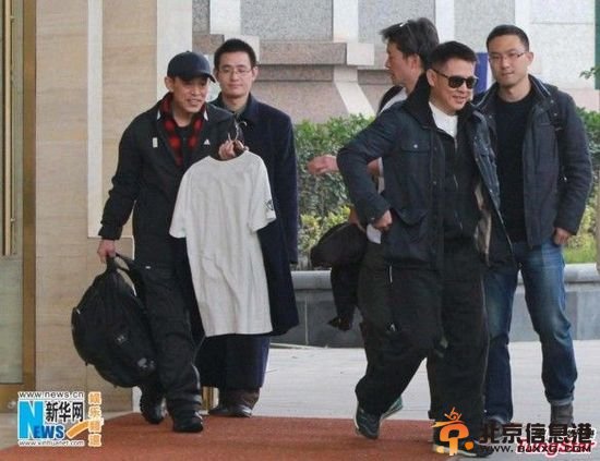 李连杰发福现身 哥哥低调陪伴变助理抱衣服(图)