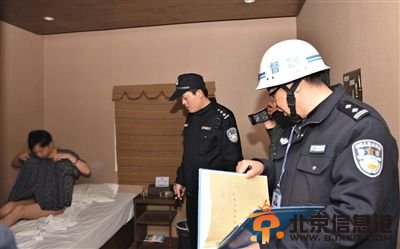 13日，浙江三门县警方组织开展扫黄打非专项行动，突击清查洗浴、休闲等场所。图/IC