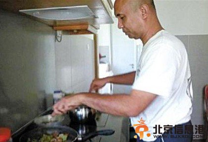 生活中的机长扎哈里喜欢烹饪