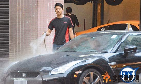 首届港男冠军高钧贤车房洗车 首届港男冠军高钧贤生活落魄