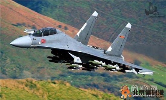 中國殲-16戰斗機震撼曝光具遠距離超視攻擊力  加拿大《漢和防務評論》的報道曾經指出，2013年首批殲16戰機下線，并且其被目擊在巴丹吉林沙漠基地測試。  相關資料顯示，殲-16是從殲-11B系列上發展而來的第3.5代多用途雙座戰機，殲-16最大特點是具備遠距離超視距攻擊能力和強大的對地、對海打擊能力。  殲-16戰斗機和蘇30MKK一樣采用雙座布局，為強化武器掛載能力，起落架前輪為雙輪。垂尾頂端與蘇30MKK不同，而是類似于原版蘇27，垂尾頂端切尖。  近日，大量中國新型作戰飛機的照片也在網絡上曝光，其中就有殲-16、殲-11、殲-15等中國研制的最新型號的戰斗機。這3款戰斗機的鼻祖都是前蘇聯研發的蘇-27系列戰斗機，其經典的機體布局設計在我國航空工業的助推下得到了進一步升華。目前，殲-11多用途戰斗機、殲-15艦載機都已經批量生產加入中國海空軍部隊服役。而這次曝光的殲-16戰斗機，首次以飛行姿態出現。  這架戰斗機機頭上有明顯的“1601”編號，由此推斷其為我國正在研制的殲-16戰斗機型號。據悉，殲-16是從殲-11B系列上發展而來的第3.5代多用途雙座戰機，由沈陽飛機公司為海軍航空兵所研發。殲-16最大特點是具備遠距離超視距攻擊能力和強大的對地、對海打擊能力。 