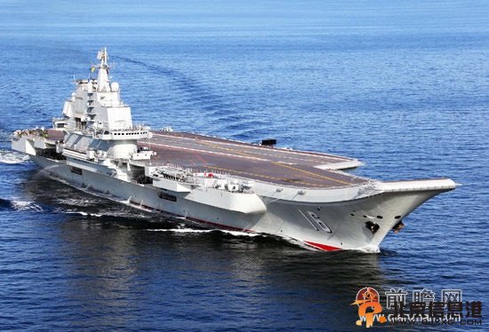 解放军少将：辽宁舰舰载机达要求 战力还未真正形成  从2005年4月，瓦良格号被拖进大连造船厂改造的那一刻开始，中国媒体和军迷们就对它的改装及续建情况给予了史无前例的关注。  2012年9月，改装完毕后的瓦良格号被正式命名为“辽宁舰”，并在命名当天，辽宁舰作为中国第一艘航母，正式交付中国海军。  2013年11月，辽宁舰及海军导弹驱逐舰沈阳舰、石家庄舰和导弹护卫舰烟台舰、潍坊舰等从青岛航母军港起航，赶赴南海进行训练，由此中国首个航母战斗群编队正式亮相。  以上是辽宁舰的建造及训练情况，除了这些大多数军迷都了解的情况之外，中国媒体和军迷更为感兴趣的是一些细节的问题。中国海军专家李杰近日接受凤凰网专访，就回应有关辽宁舰的一些热门话题。  嘉宾：在这一年多的时间里，辽宁号整体表现还是不错的，我们上舰的飞行员、舰载机取得了比较不错的成绩，应该说达到了预期的要求。  当然，训练过程当中确实会出现问题，就是离中国海军远海作战的要求肯定有一些不尽如人意的地方，比如一些设备性能。实际上和我们海军的要求，特别是未来作战的要求，他确实有些还是有差距的，当然这个确实是为我们下一步我们发展其他机型会积累很多经验，或者是提供很好的保障。我们也发现了他的一些问题和毛病，现在就进工厂再进行进一步的维修保养，这个和我们的车一样的道理，过一段时间你要进行保养。  记者：您觉得下一步可能会有什么改装或者是有什么需要改进的地方吗?  嘉宾：下一步就是要把辽宁舰的舰载机配齐，要求20多架，现在才10多架，数量比较少，再一个就是其他的机种，像预警直升机。  记者：就是说，不太可能会有很大幅度的改装?  嘉宾：对。主要是把飞机配齐，还有飞行员配齐，因为他这一般是要像飞行员这些东西，至少是要1：1.5或者是1：2，就是远远要多一点，你这个飞行员的训练问题，那难度要大，一般要一两年时间，还有指挥员的问题，还有机务人员的问题。因为得有相当于4S店一样，维护的保养人员保障人员，像一般都叫机务人员，所以这个就说一大套的装备、人还有飞机。这套要弄好的话，确实有一定难度，而且有时间，时间会比较长，就形成战斗力，所以我们经常就说比如什么形成战斗力，其实形成战斗力绝对不是那么简单的。因为形成战斗力首先数量得保证，数量保证了以后，说一个部队形成战斗力，光有人也不行，光有枪也不行，要有人又有枪，还得会用。这个道理是一样的，所以这个航母，比那要复杂多，还得过一段时间才能形成叫初步战斗力。  这是其一，总的来说是走的不错，但摸索出这条路子来，中国包括设计方面，包括装备的，你比如说需要什么装备，尽管我们有些，现在可能性能不是太好，但是我知道了，我将来比如说要雷达，我要什么样雷达，我现在这个雷达不太行，将来从什么地方改进，从什么地方入手改进，这样就有很好的基础了。  所以这是一个应该说是迈出了很好的一步，所以为下一步再进一步的建造，奠定非常好的基础。 