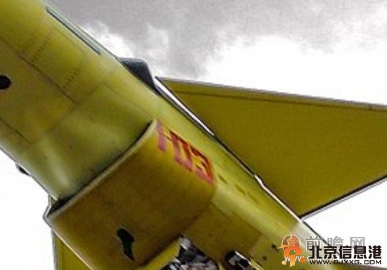 中国量产型歼-10b细节曝光 　海陆空三栖战力惊人  日前，中国多家军事网站曝光了歼10b战机的照片，战机编号分别是101和103。对此，简氏认为这是中国歼10b战机开始量产的重要信号。  外媒还指出，由成飞制造的歼10a和双座歼10s战机的数量已经超过了250架，而且它们已经成功列装中国空军和海军的相关部队。而歼10b的量产，未来将使解放军海陆空三栖作战能力得到显著提升。  据了解，歼-10b与歼-10a的关键区别包括：机头下方的进气道进行了重新设计;雷达罩改成较长的扁圆形，据信里面为一台有源相控阵(aesa)雷达;风挡前加装了光电瞄准传感器(红外搜索与跟踪设备和激光测距仪);垂直尾翼上新增了一个电子警告或对抗系统整流罩。  报道指出，歼-10b将携带与歼-10a相同的一系列空对空和空对地攻击武器，包括一个新型双导弹复合挂架，能够携带“霹雳”-12主动雷达制导空空导弹。更强大的aesa雷达也许还能使歼-10b使用一种更大型的新型空空导弹以及新型cm-400akg超音速对地攻击/反舰导弹。  谈到歼-10b未来是否有可能发展成为多用途平台时，杜文龙表示，歼-10改进型的发展方向一定是多用途。现在一架战斗机，如果只对空或对地攻击，这是不太可能的，因为现在空战任务非常复杂，战机在一次出航过程中，既有对方空中目标的威胁，同时还有海上及地面目标，所以需要战机既有强大的指控能力，包括用格斗弹和中距拦射弹，夺取制空权，同样还有对地，特别是对点目标，以及对海面的移动目标进行准确的打击能力。今后，歼-10的改进一定会向多用途方向发展，对空、对地、对海，三栖作战空间，都应该是歼-10的基本用途所在。 