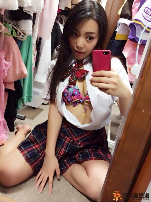 日本少女自拍大赛 美少女演绎制服诱惑