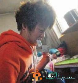 残疾女孩用双脚洗衣做饭 照顾失明母亲6年(图)1394593901946