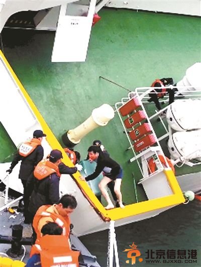 当地时间2014年4月28日，韩国海警公开了记录“岁月”号沉没当时船员们最先逃生的视频。图中船长李某只顾逃命，甚至未来得及穿上外裤。