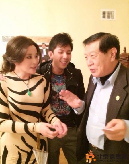 刘晓庆肉色虎纹装美国会友人 获赠测谎仪