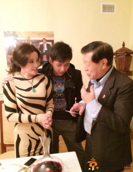 刘晓庆肉色虎纹装美国会友人 获赠测谎仪