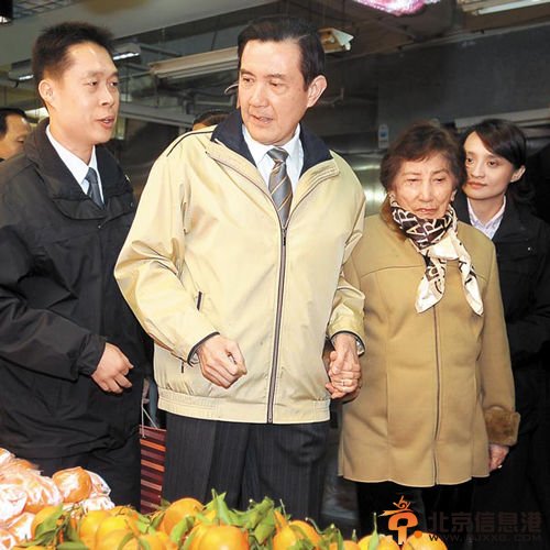 资料图：马英九与母亲秦厚修两人到传统市场采买年菜。