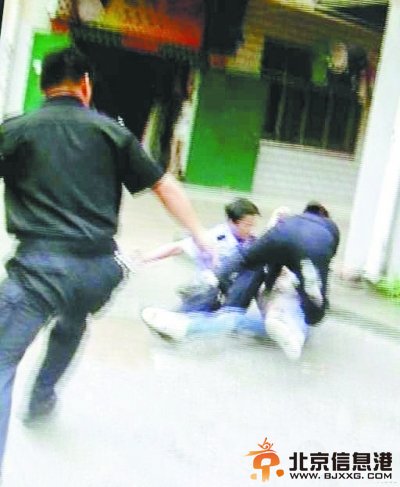 武汉女警李丹一个鱼跃将王某扑倒在地。