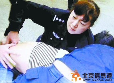 武汉女警李丹奋力按住窃贼。