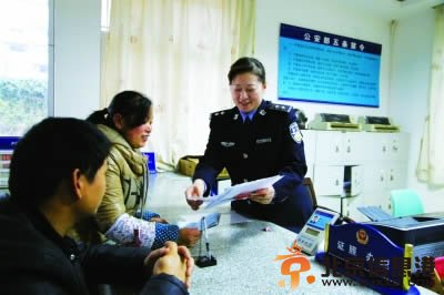 李丹在热情为群众服务。