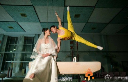 体操冠军拍史上最难婚纱照 一手吊环一手抱新娘[图]【6】