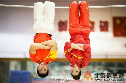 体操冠军拍史上最难婚纱照 一手吊环一手抱新娘[图]【7】