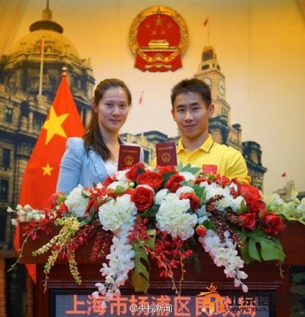 体操冠军拍史上最难婚纱照 一手吊环一手抱新娘[图]【2】