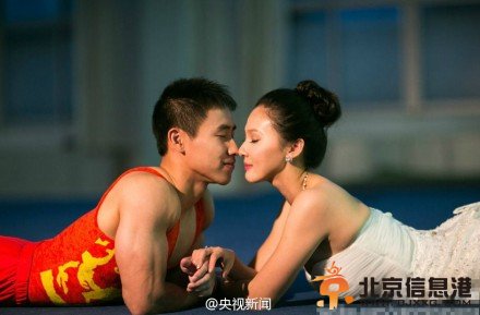 体操冠军拍史上最难婚纱照 一手吊环一手抱新娘[图]【4】