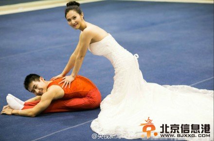 体操冠军拍史上最难婚纱照 一手吊环一手抱新娘[图]【3】