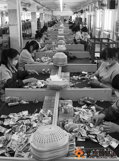 公交公司每天收假币残币超千元 5分钟挑出一筐 