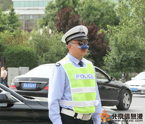 石家庄交警配高<a href='http://www.bjxxg.cn/tech/' target='_blank'><u>科技</u></a>“防霾鼻” 走在流行最前端