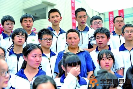 昨日，五十七中，父亲陈晓章（中）代替儿子陈壮果参加毕业照拍摄。 记者 李化 摄