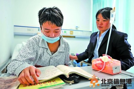 昨日，大坪医院，陈壮果在病床上坚持学习。 记者 李化 摄