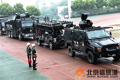2014年5月14日，四川广安市开展反恐防暴暨应急处突综合实战演练，来自公安战线的特警在进行特种车辆展示。