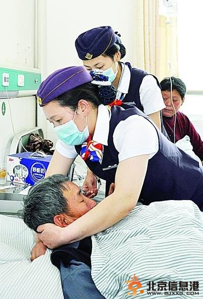 江苏一医院推空姐式服务 护士穿空姐制服上岗