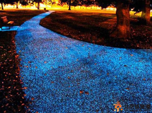 英国发明吸光尘土：白天吸能量 夜晚照亮城市