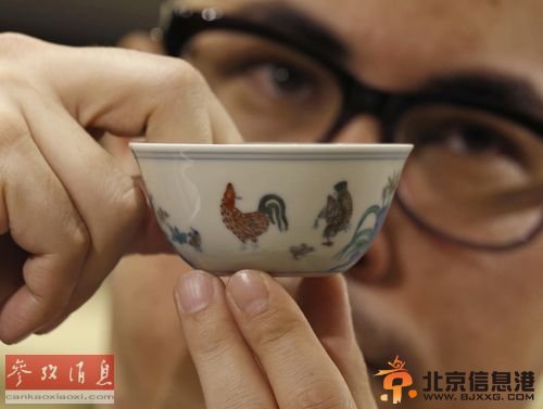 苏富比亚洲区副主席仇国仕在展示即将被拍卖的明成化斗彩鸡缸杯