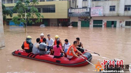 广东惠州大亚湾一夜特大暴雨 街区变成泽国(图) 