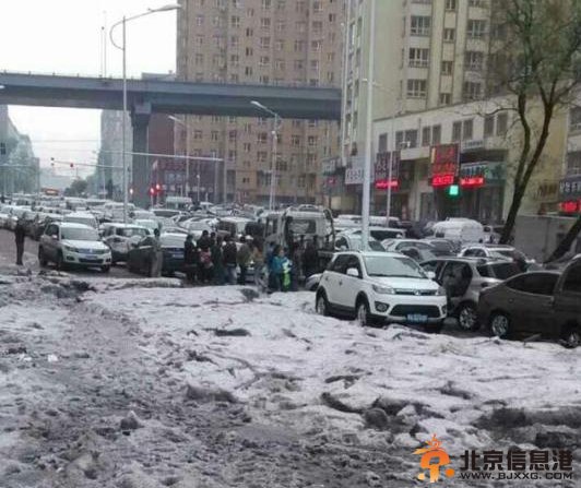 哈尔滨突降冰雹 部分街道冰雹堆积厚10厘米