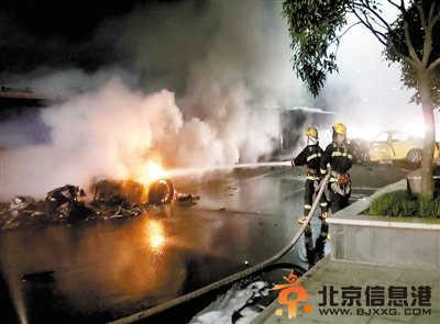 重庆法拉利跑车深夜与出租车相撞后起火1死3伤