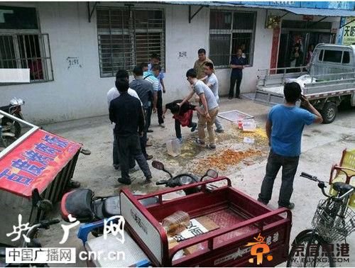 河南信阳城管暴力执法：按住女摊贩头殴打(图)_央广网