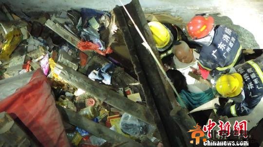 广州40多名消防员徒手挖掘垮塌建筑救出被埋老人