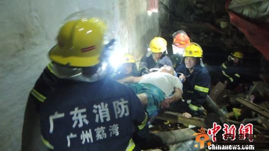 广州40多名消防员徒手挖掘垮塌建筑救出被埋老人 