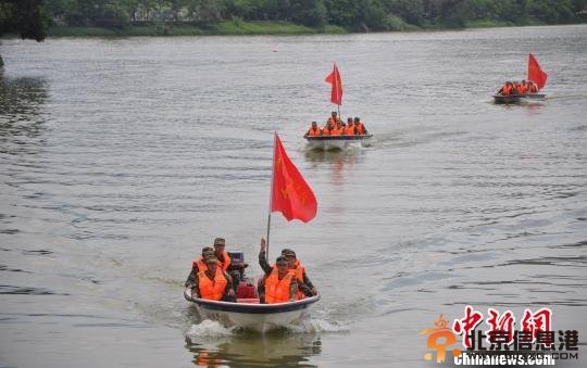 广东武警抗洪救援从一味苦干“转身”科学施救　